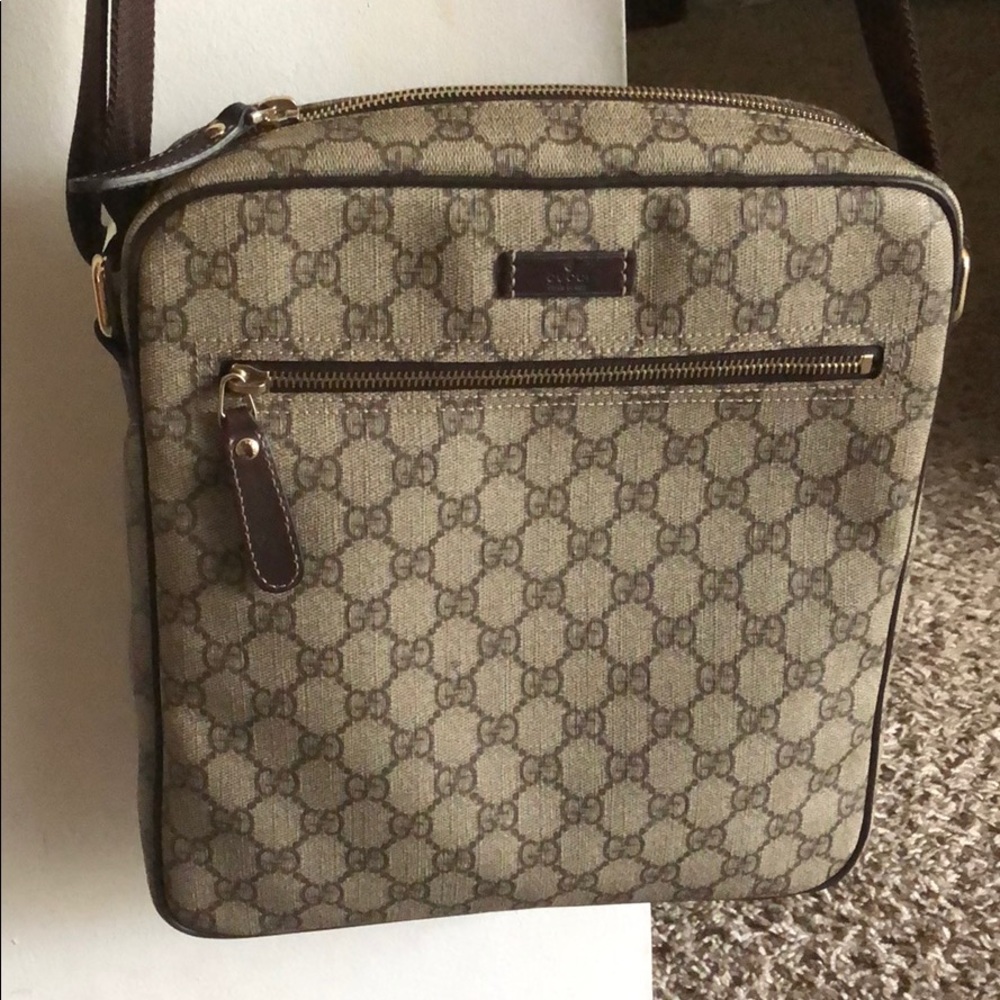 Beautiful GUCCI crossbody messenger bag